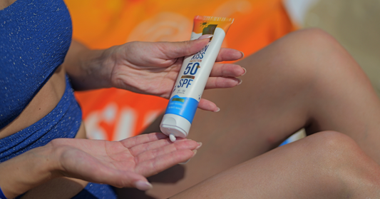 Nanášanie opaľovacieho krému SPF 50 na pláži