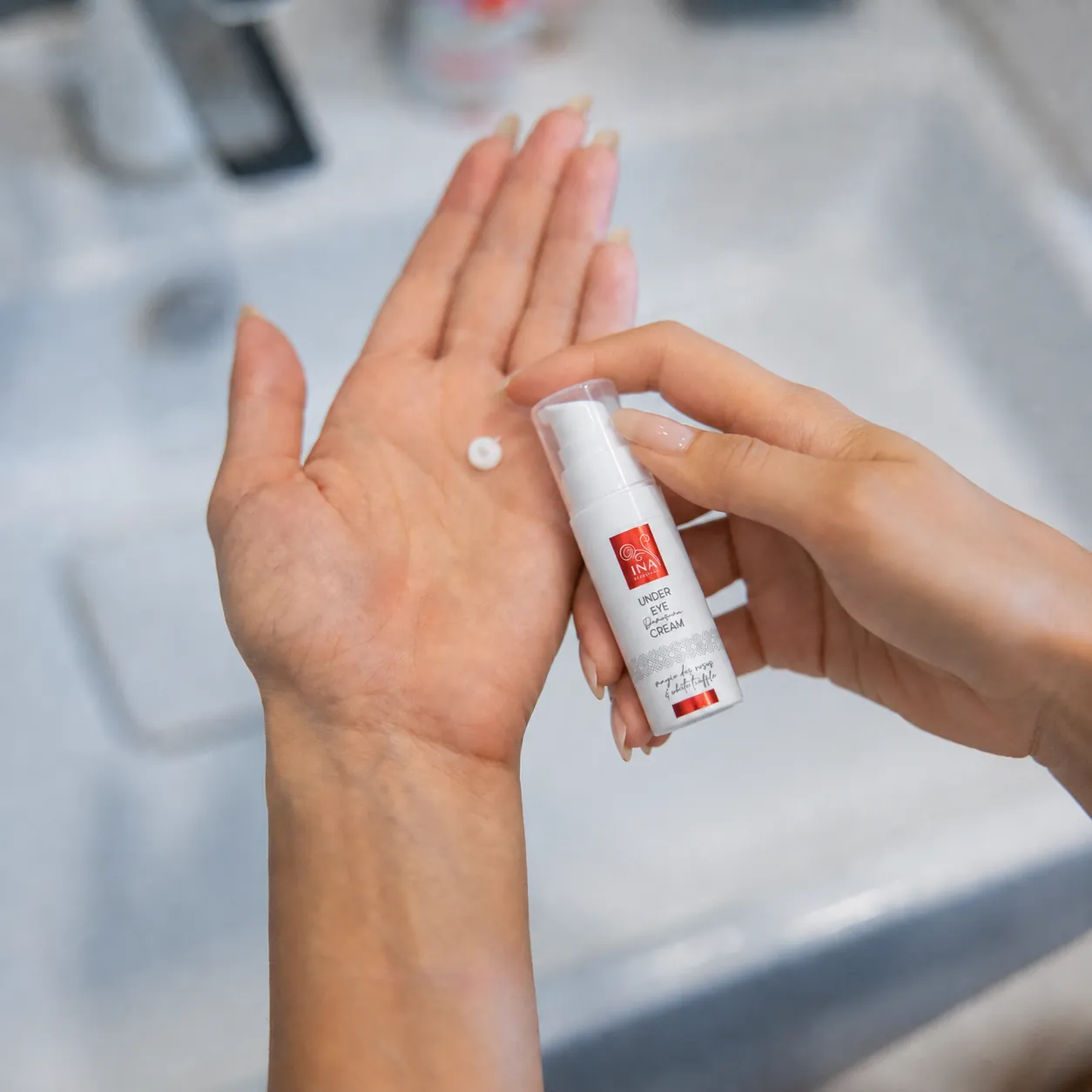 Krok správneho nanášania očného krému Rose Eye Lift